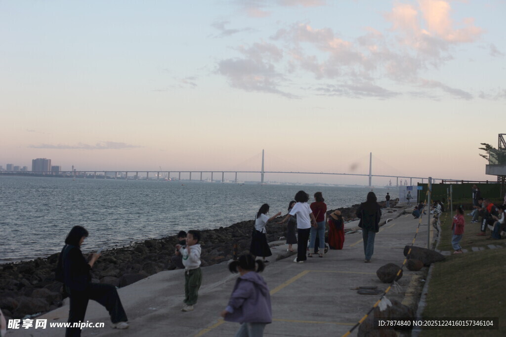 海滨步道上的休闲人群