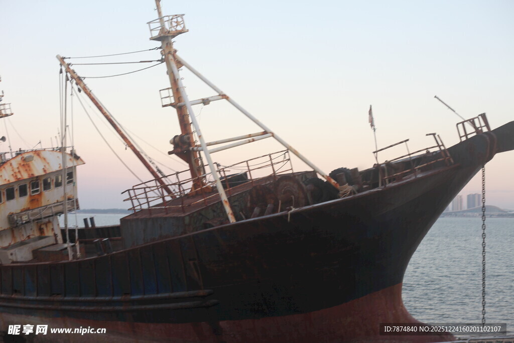 停靠岸边的大型渔船