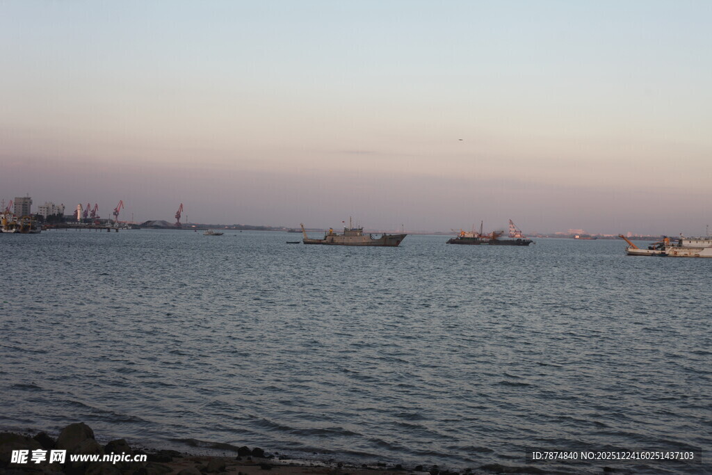 黄昏下的辽阔海面船只