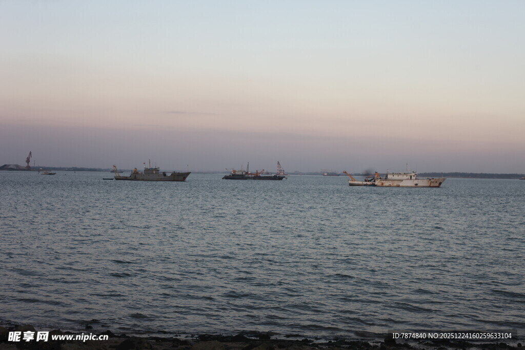 黄昏下的海面与船只