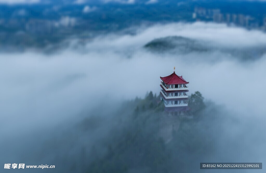 云雾中挺立的红顶楼阁