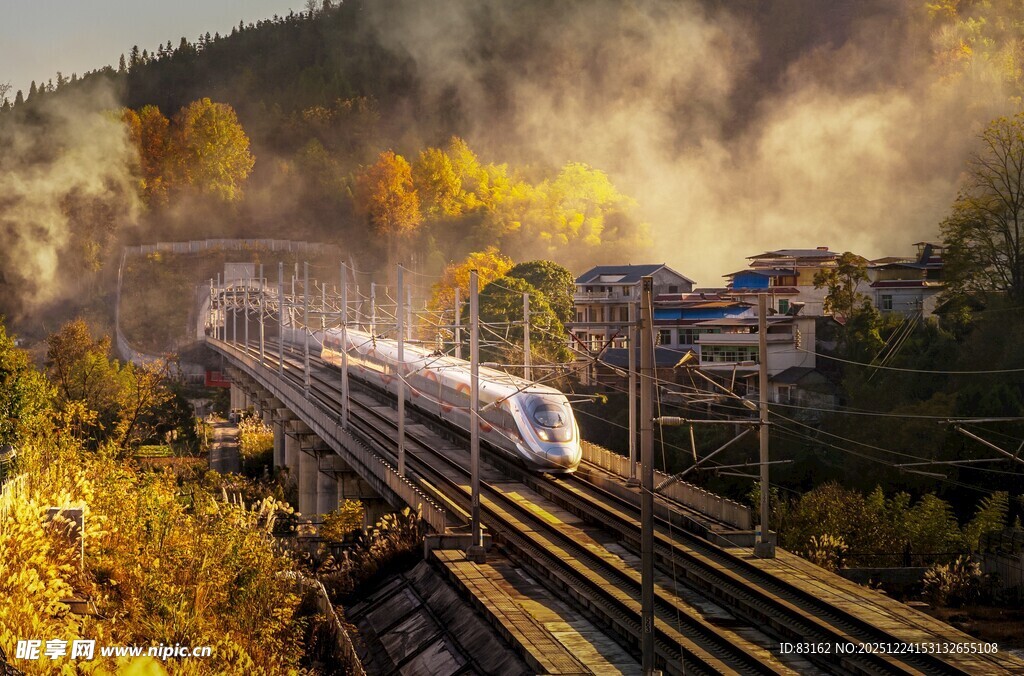 秋日山间行驶的高速列车