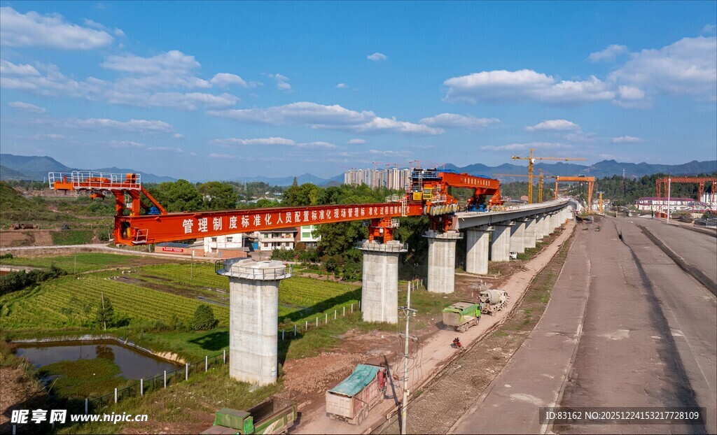铁路施工现场的壮观景象