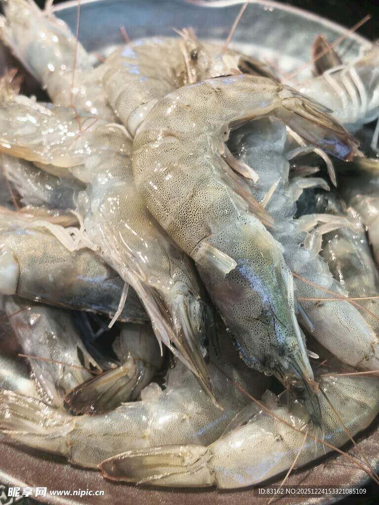 新鲜大虾满满一盘
