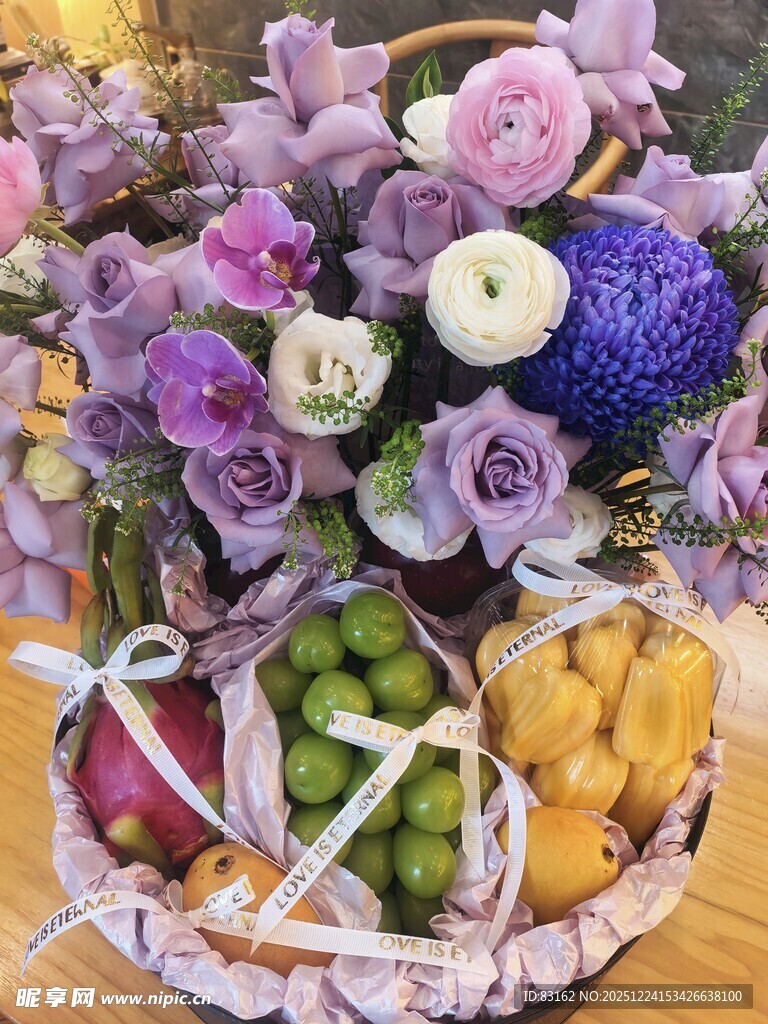 缤纷花束与水果组合