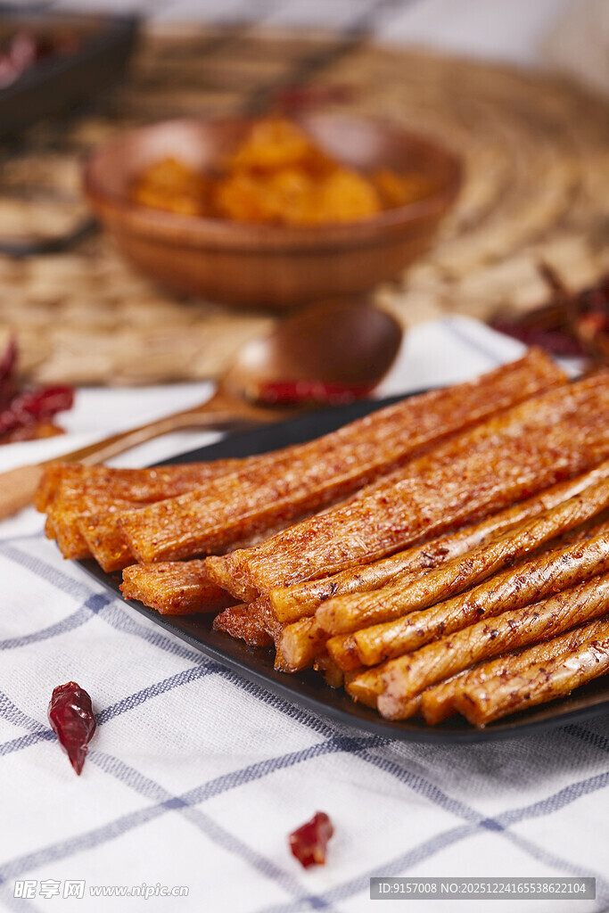 美味辣条摆放在格子布上