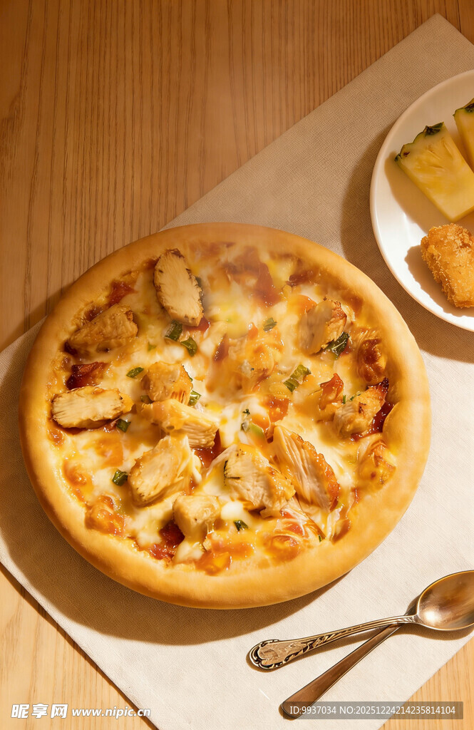 美味披萨搭配餐具与小食