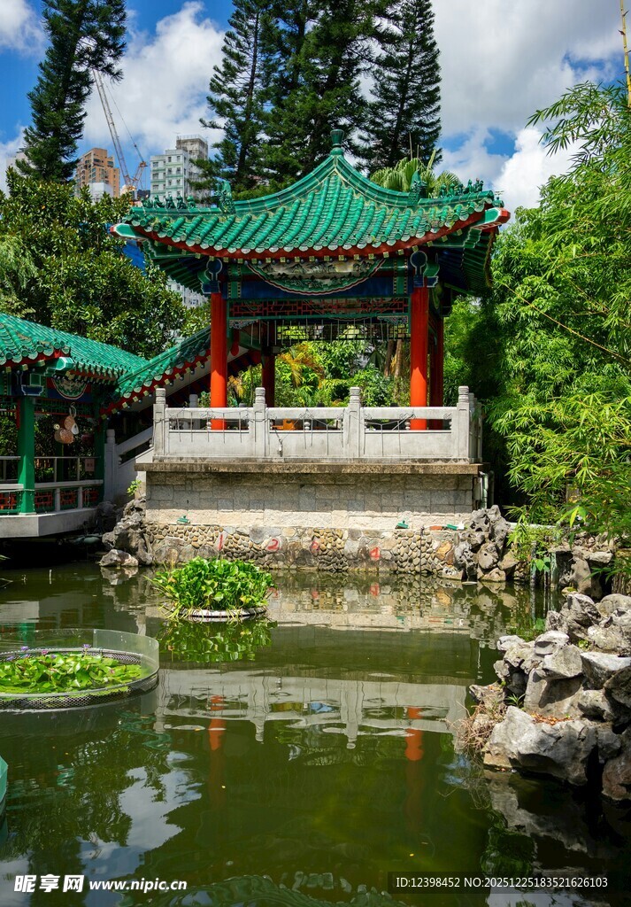 中式园林中的亭台水景