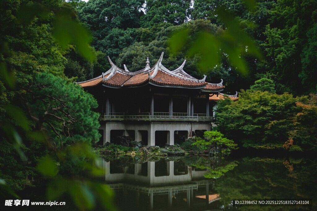 中式古建隐于葱郁林间