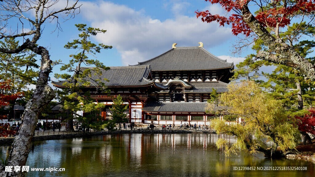 日式古建湖畔秋景