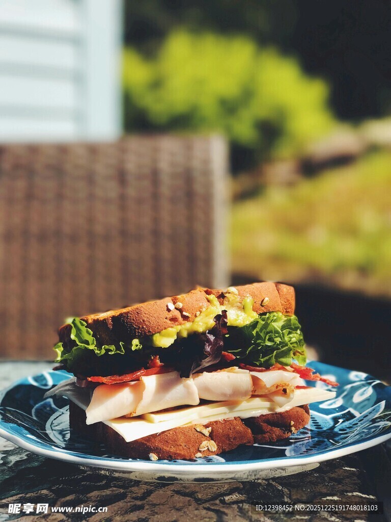 美味三明治置于盘中