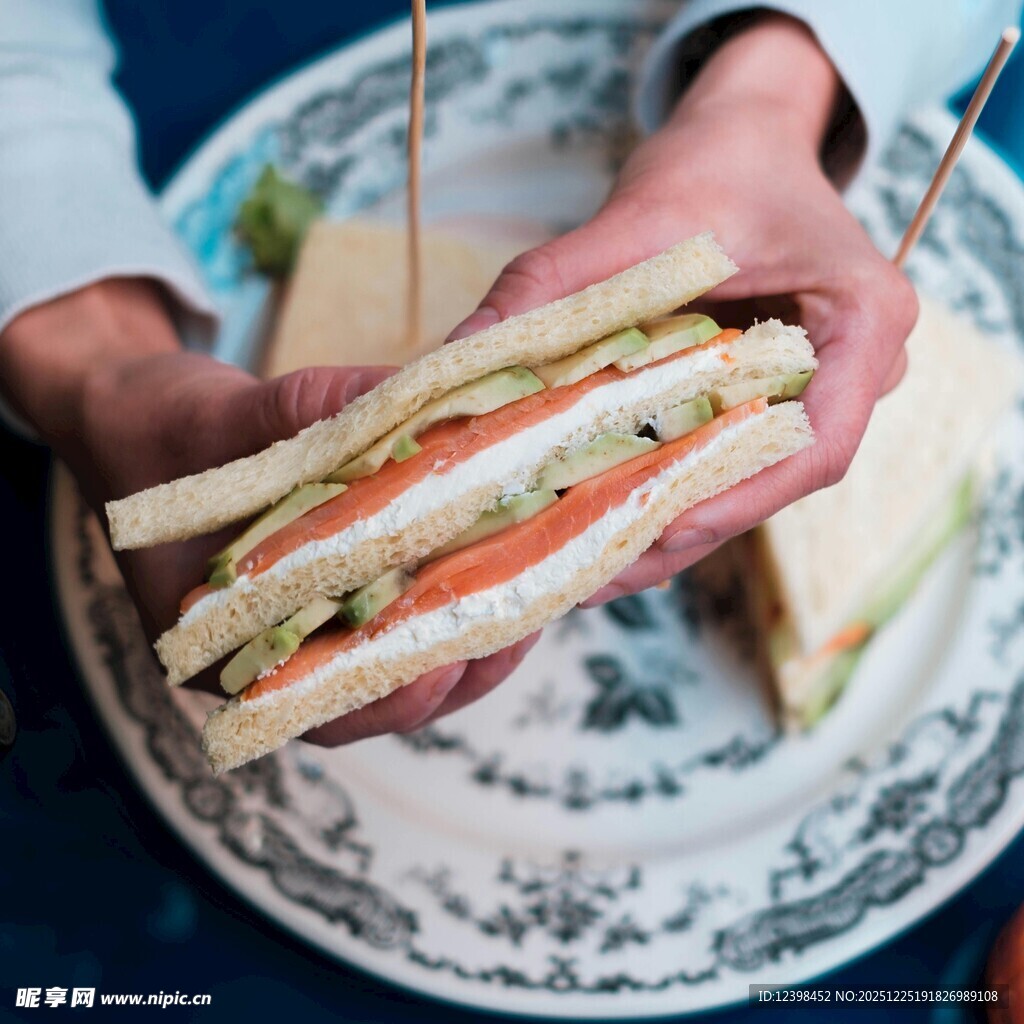 手持美味三明治特写