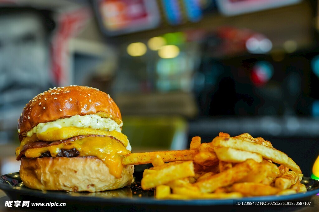 美味汉堡配金黄薯条