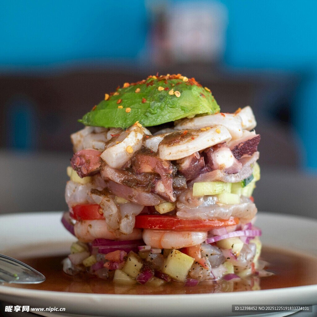 美味多层蔬菜牛油果塔