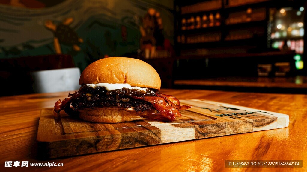 美味汉堡置于木盘上