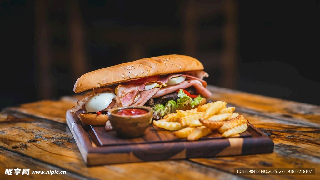 美味三明治搭配金黄薯条