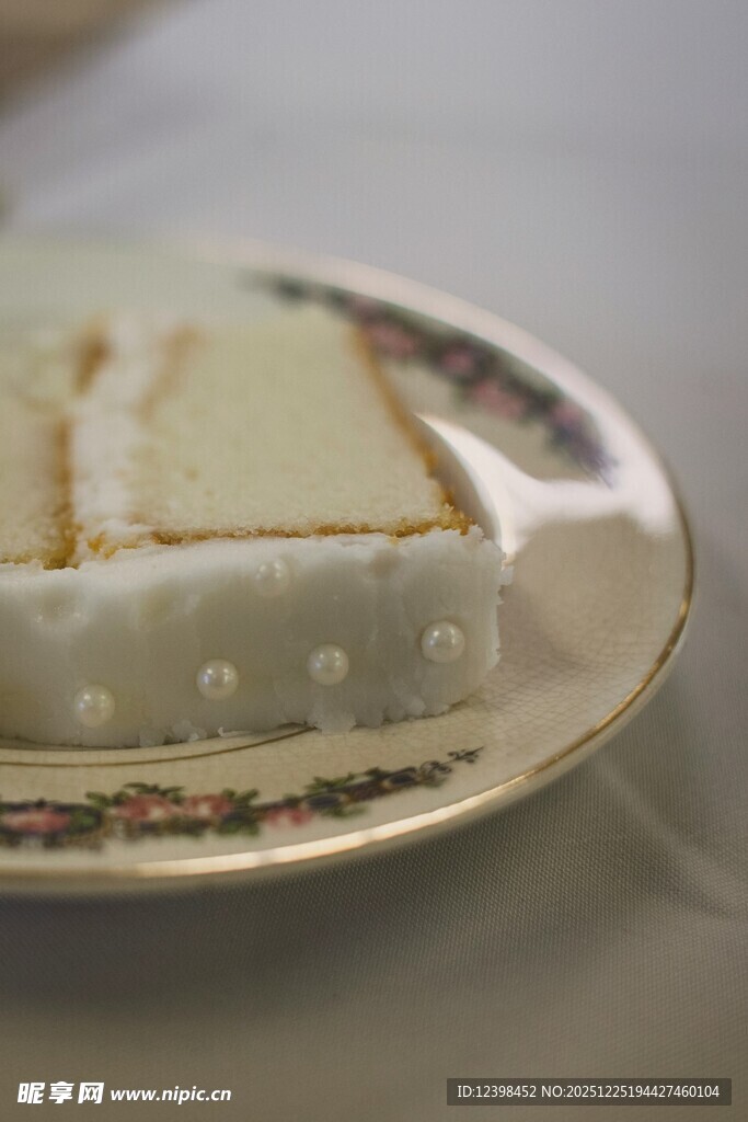 精致盘中的美味糕点