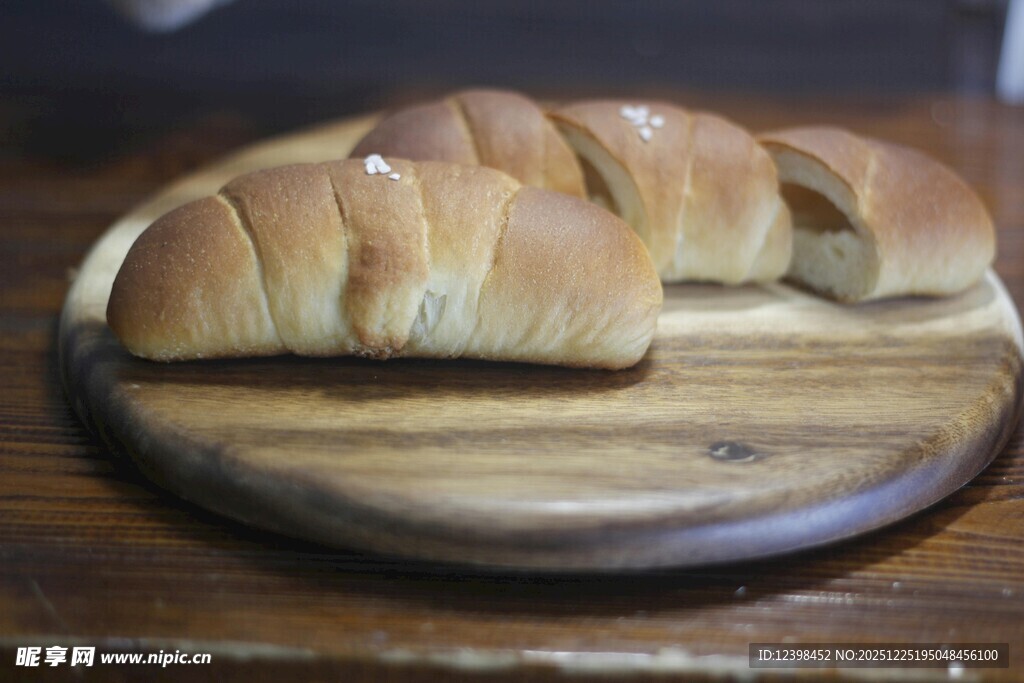 木制托盘上的美味面包