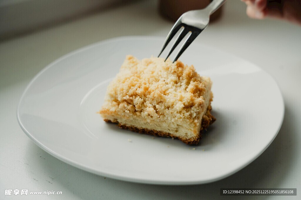 叉子叉起一块美味蛋糕