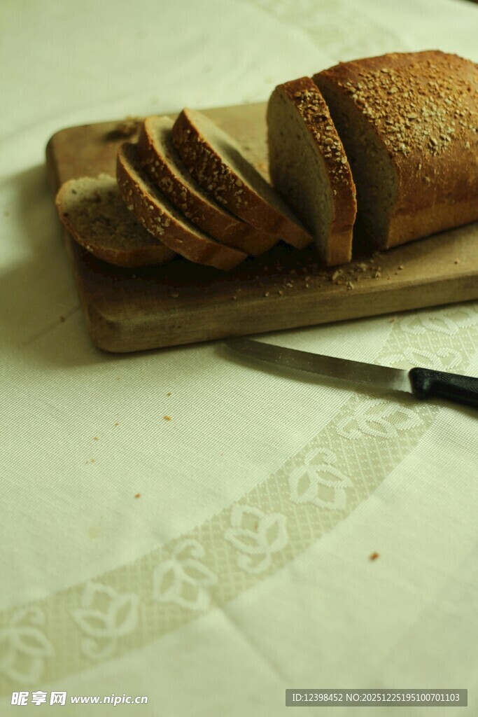 切片面包置于案板上