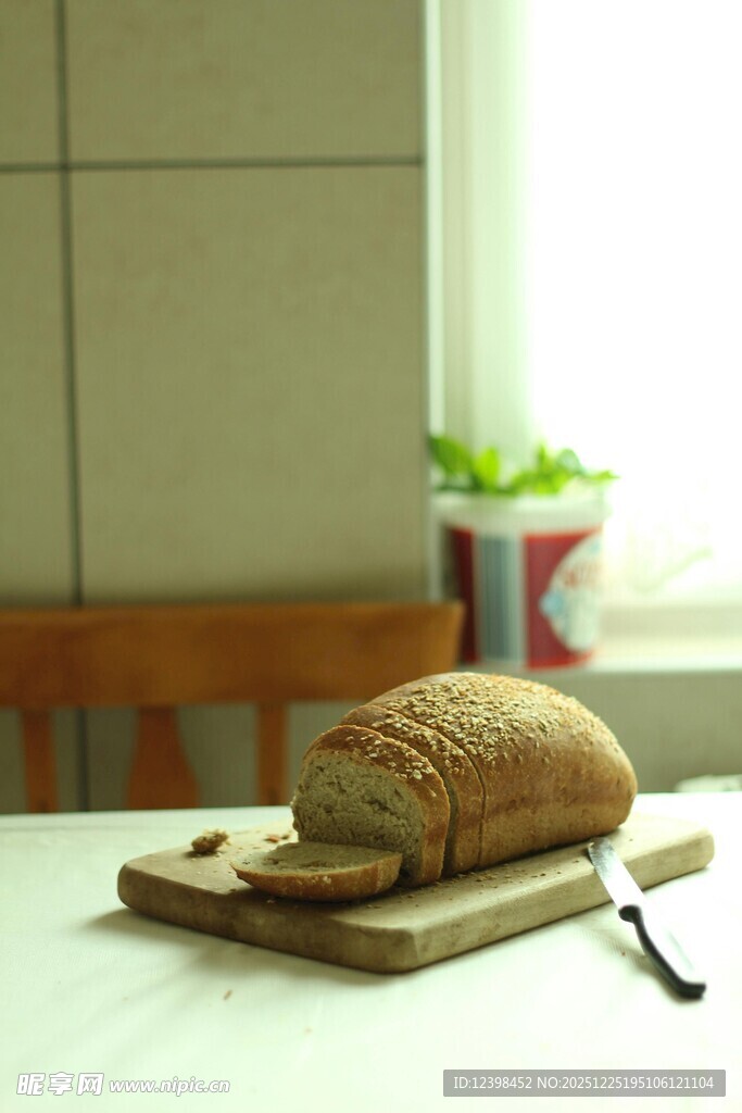 桌上的新鲜面包与刀具