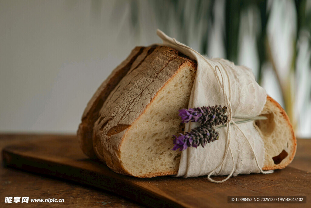 薰衣草装饰的美味面包
