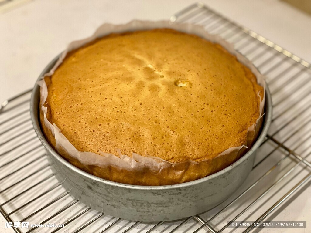 圆形蛋糕置于烤架上