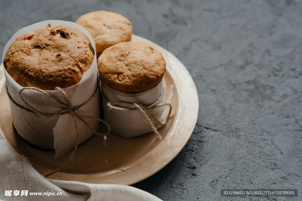 美味自制松饼置于木盘上