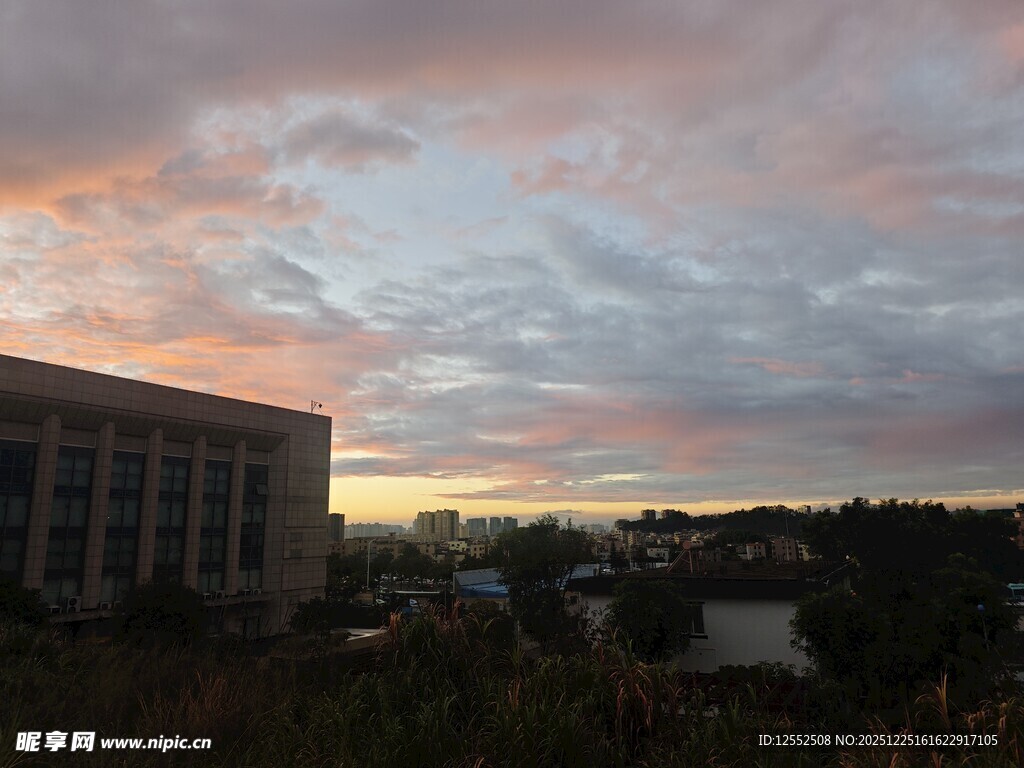 黄昏下的建筑与绚丽云彩