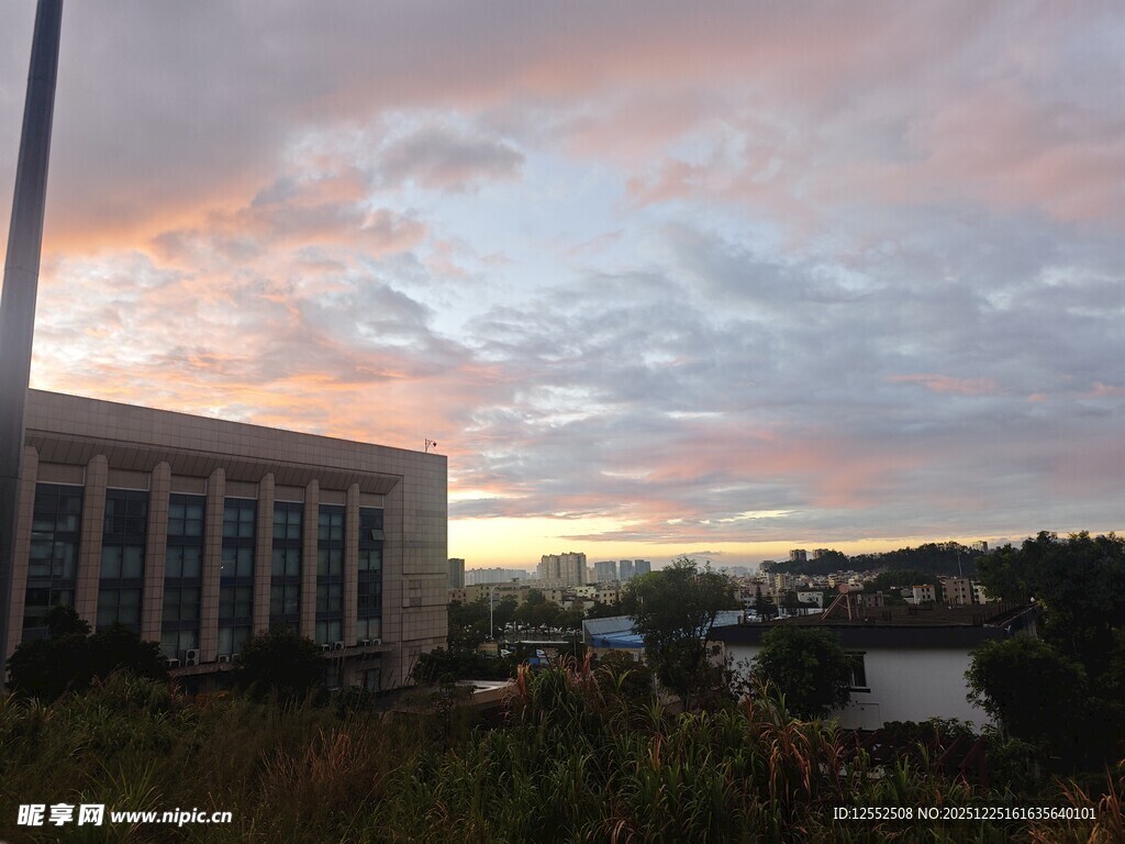 黄昏下的建筑与绚丽云彩