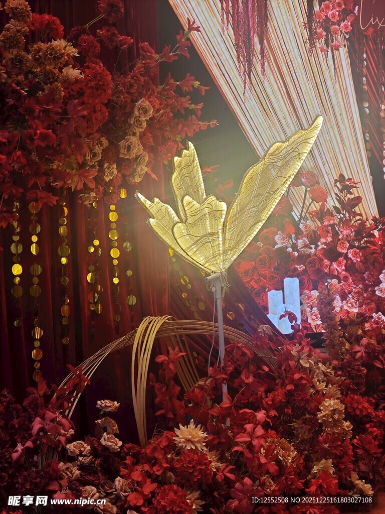 金色飞鸟装饰的浪漫花艺场景