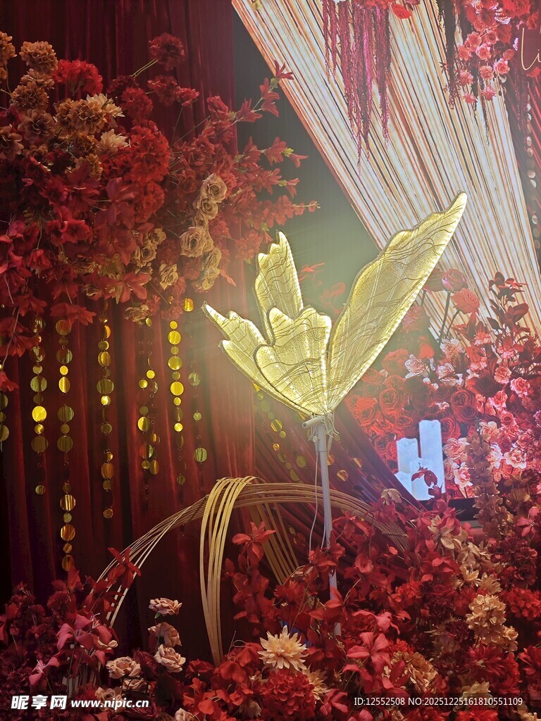 梦幻金色飞鸟花卉婚礼场景