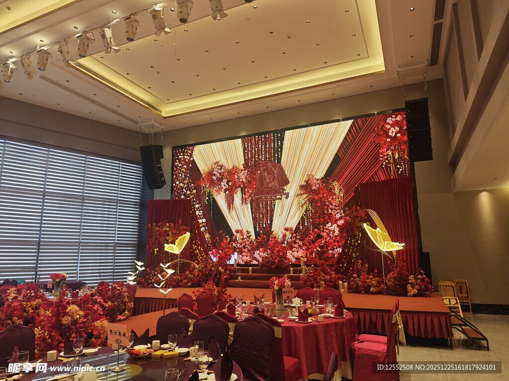 喜庆宴会现场布置华丽