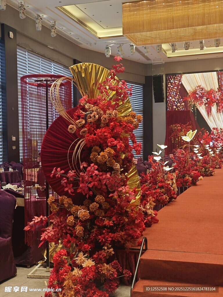 浪漫婚礼现场红色花卉布置