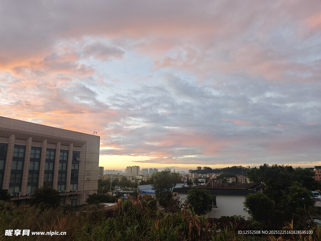 黄昏下的建筑与绚丽天空