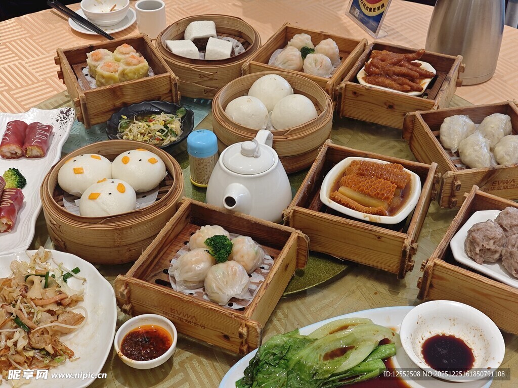 丰盛中式早茶美食拼盘