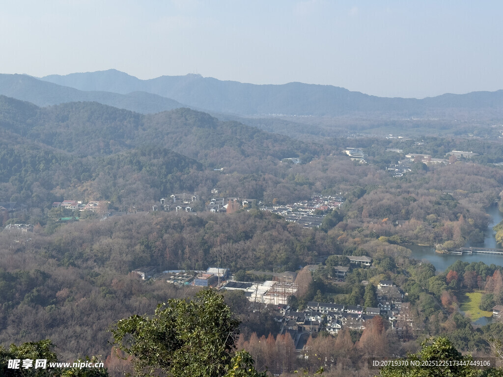 俯瞰山林间的城镇风光