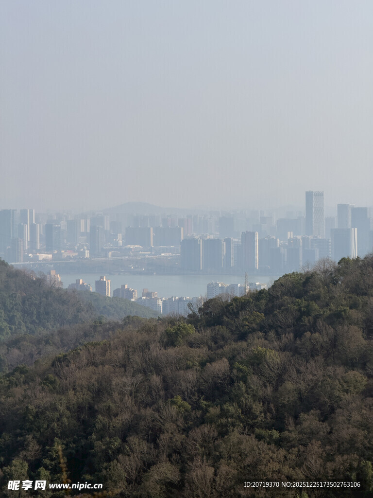 山林远眺城市天际线