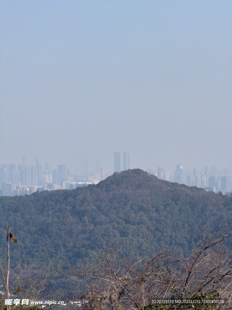 远山与城市天际线景观