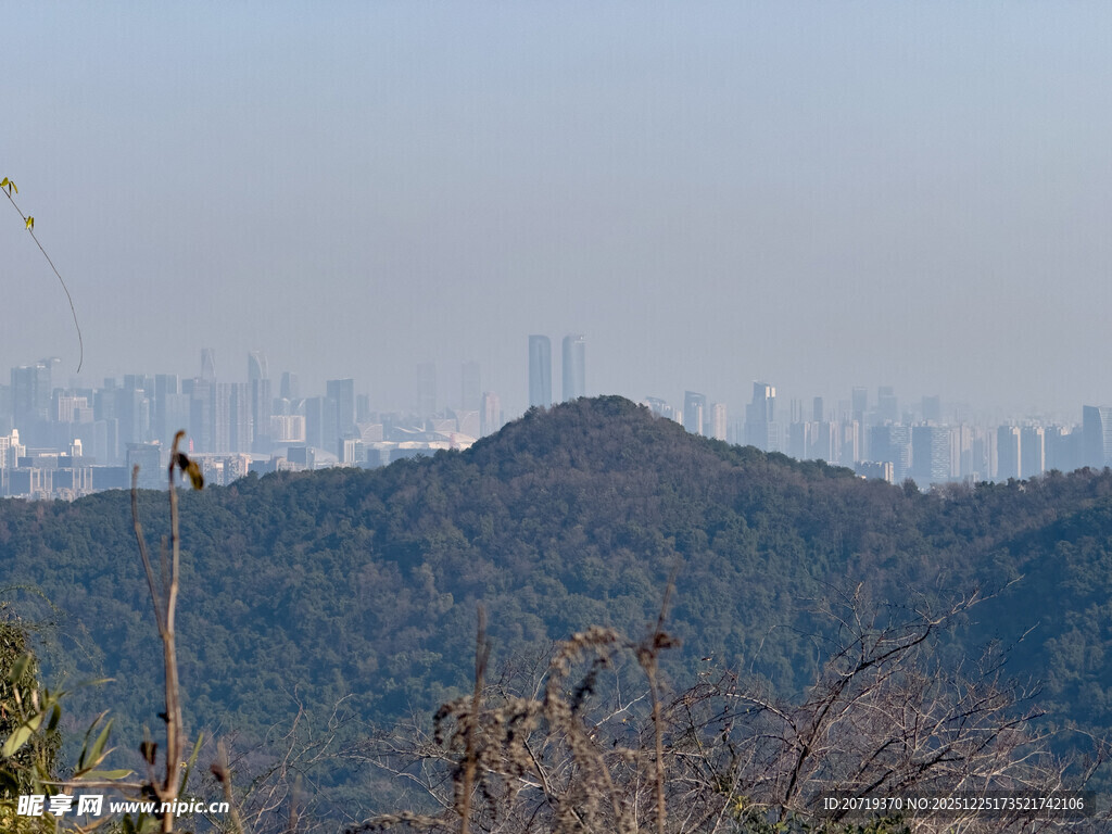 山峦远眺城市天际线