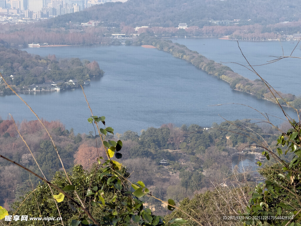 俯瞰秀丽湖景与周边风光