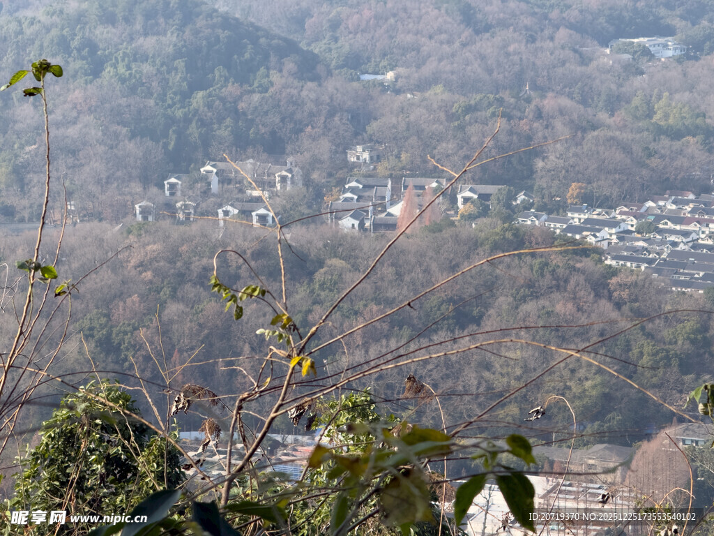 俯瞰山间村落景色