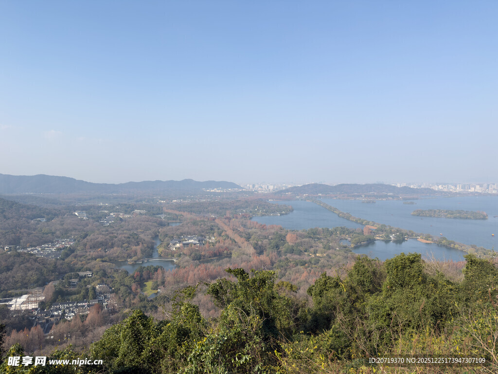 俯瞰城市湖泊美丽风光