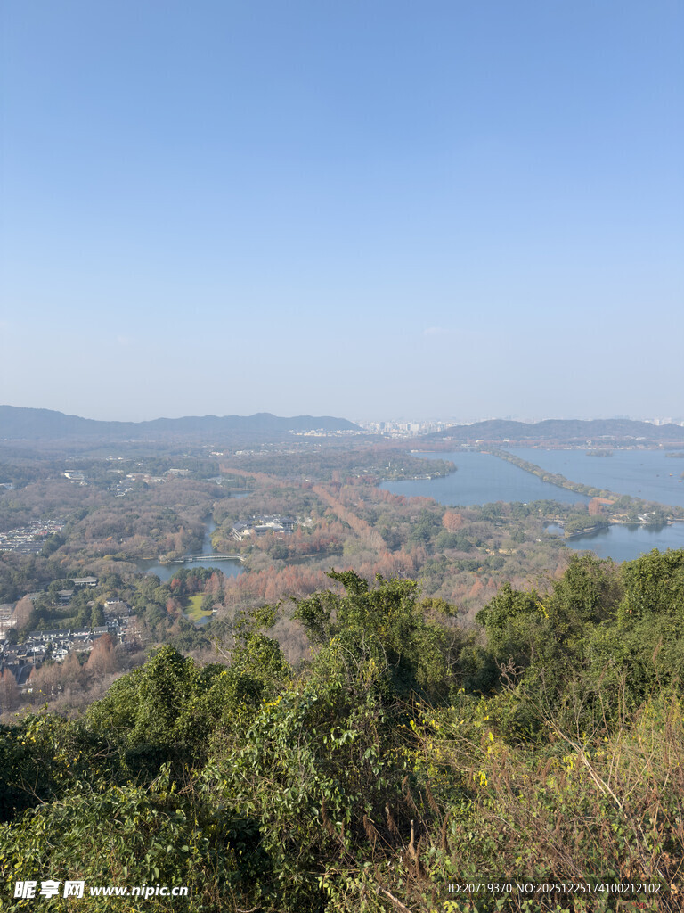 山顶俯瞰城市与湖泊美景