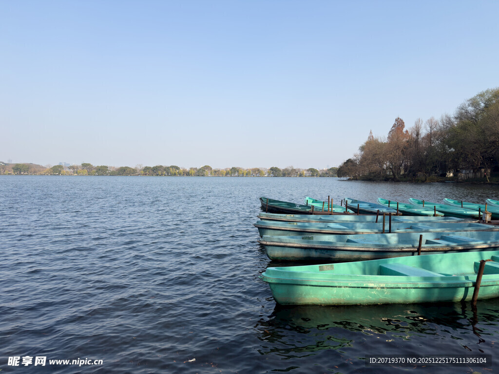 湖畔停泊的多彩小船