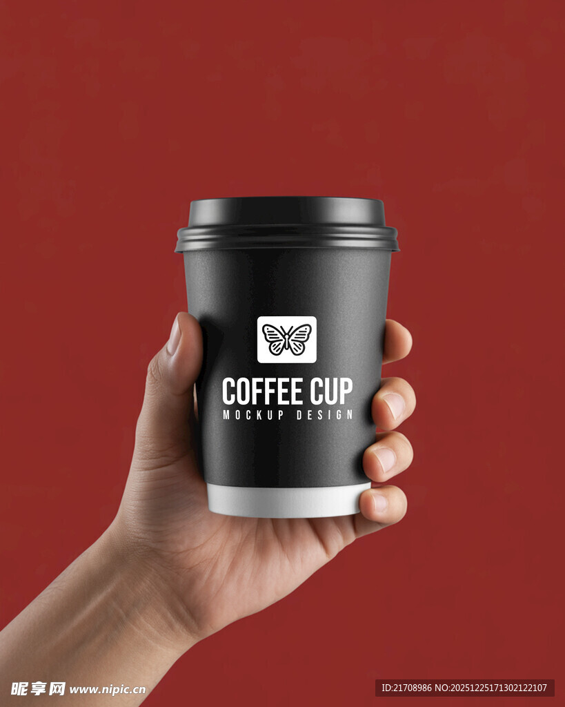 手持黑色咖啡杯展示