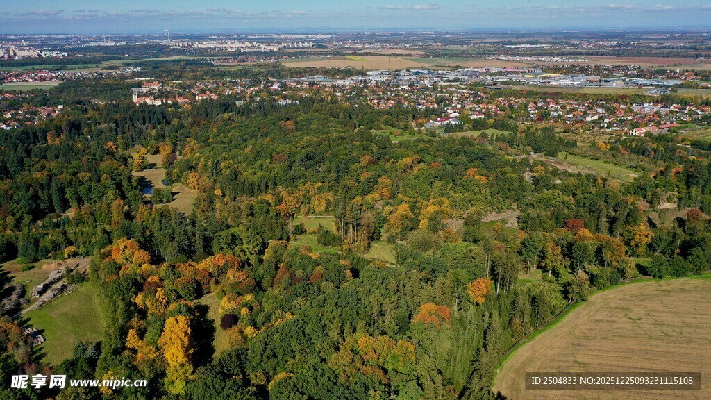 秋日山林俯瞰美景