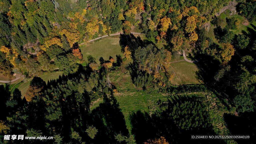 秋日山林俯瞰美景