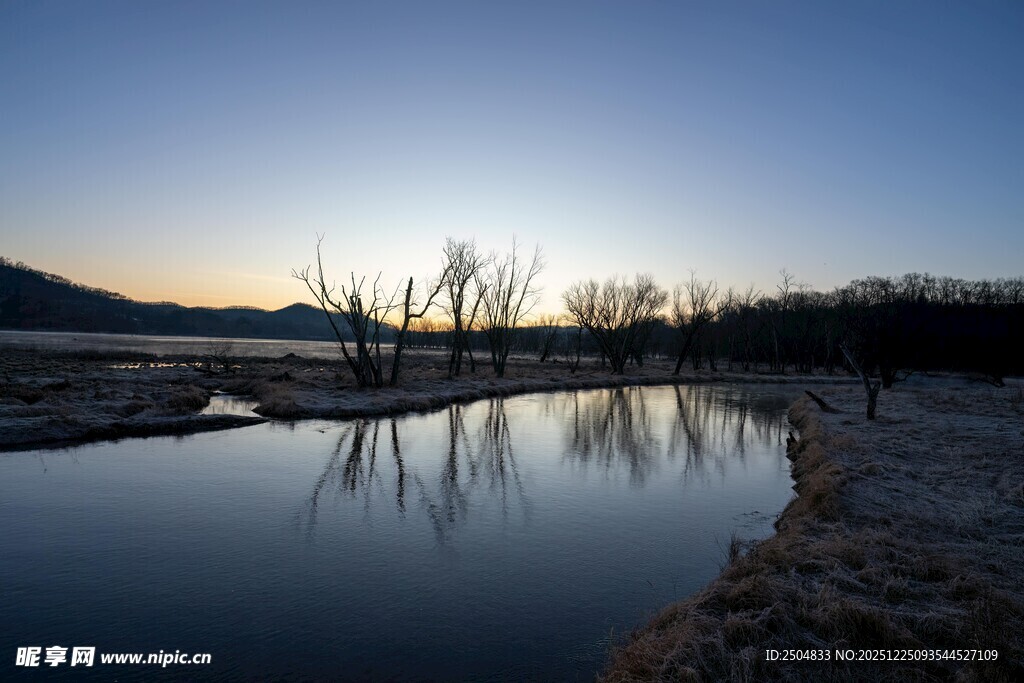 黄昏河畔静谧风景