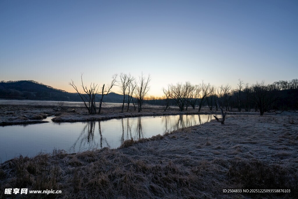 冬日河畔静谧风光